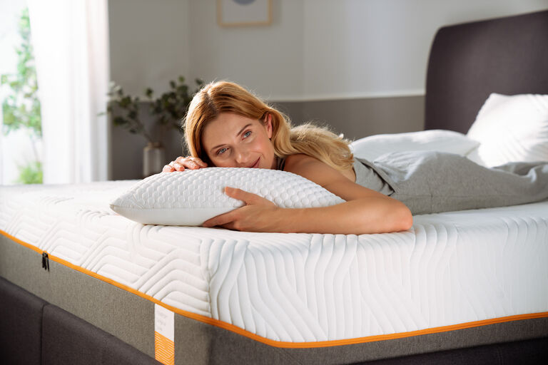 Dormire senza cuscino fa bene? Benefici e altro